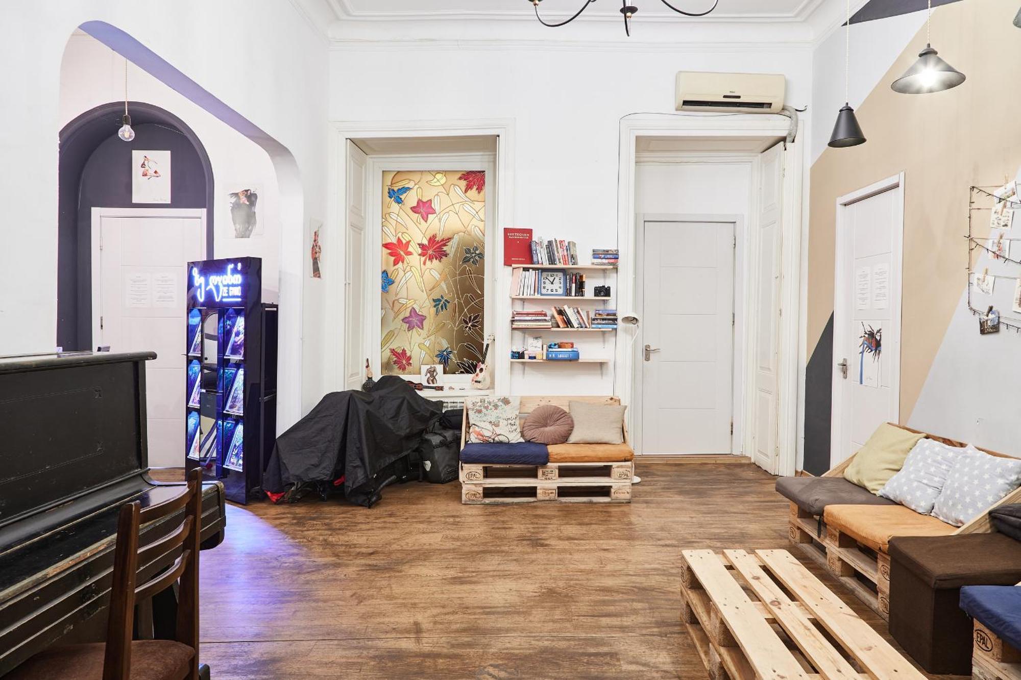 Moosica Hostel Tbilisi Esterno foto